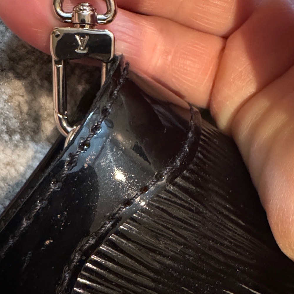 Louis Vuitton Black Authentic Women's Handbag - Picture 7 of 14